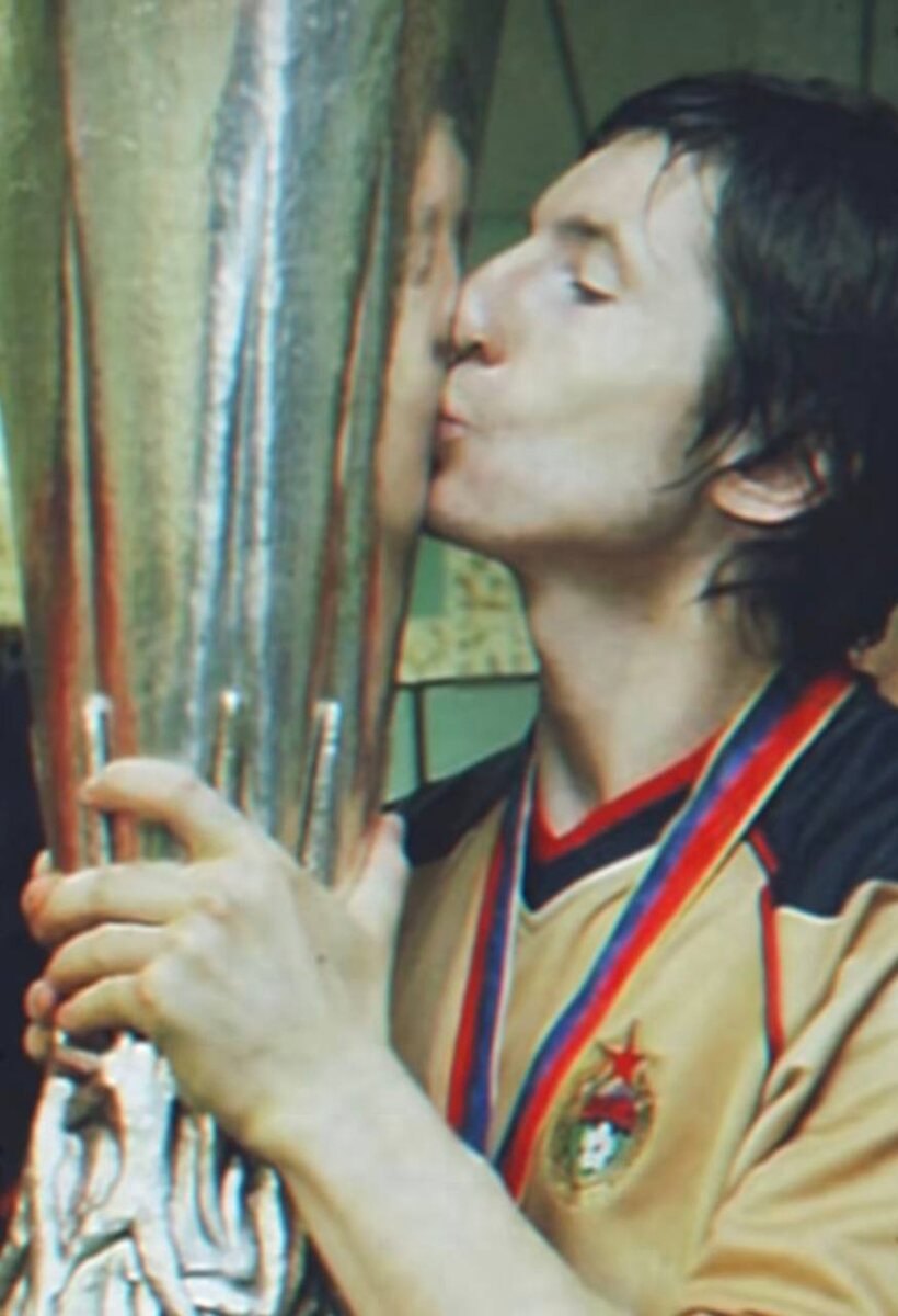 Алдонин с заветным Кубком УЕФА (2005). Кадр из видео