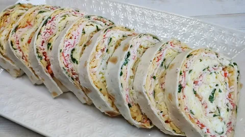 Рулет из лаваша с крабовыми палочками и яйцом.