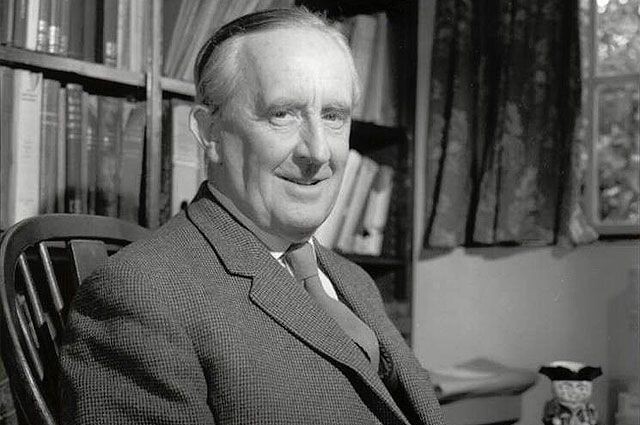 Джон Рональд Руэл Толкин - британский писатель, поэт, переводчик, лингвист и филолог.