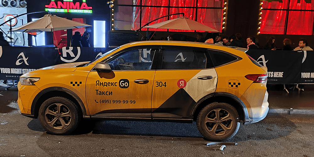 Вот так девушка вышла из моей машины в пятницу. У проезжающего автомобиля все печальнее.