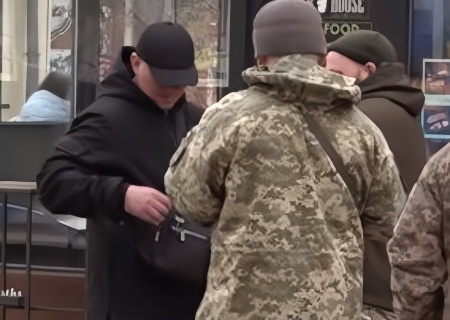    Харьковчане дают отпор военкомам, в ход идут кулаки и ножи