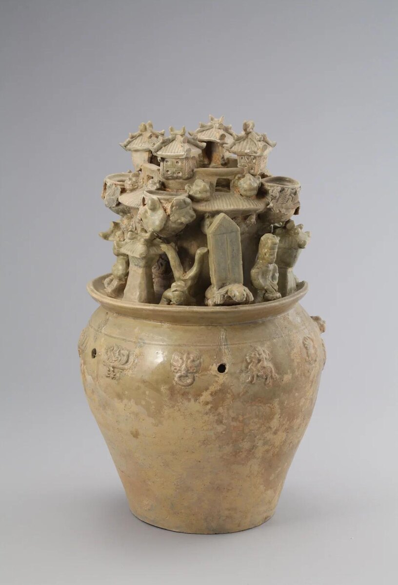 Селадоновый хунпинг, или «ваза для души», тип керамической погребальной урны, распространенной в гробницах династии Хань и особенно в период Шести династий в Китае. 
Эти урны характеризуются простым нижним основанием и сложными скульптурными композициями, украшающими верхнюю часть, как видно на изображении. 
Считается, что хунпинги служили жилищем для душ умерших или предназначались для хранения еды (например, фруктов или пяти видов зерна) для загробного путешествия души. 
Со временем их символизм расширился, и они стали выражать надежду на загробную жизнь. Эпоха Сун. 
Предмет датируются примерно 265–316 годами нашей эры.