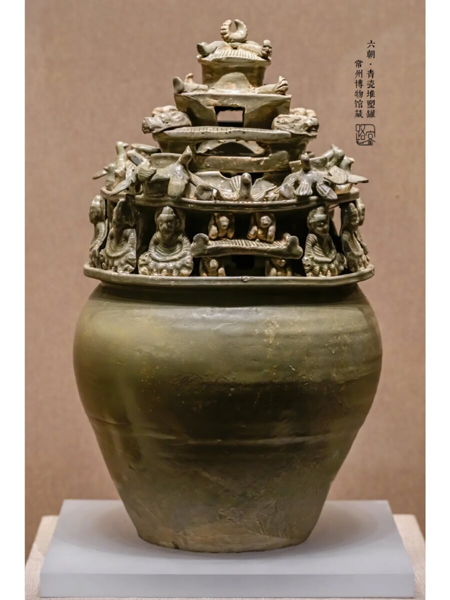 Изображенный объект — это погребальная урна (хуньпин) эпохи Шести династий (220–589 гг. н.э.). На китайском языке такие погребальные предметы называются минги, или «предметы для духа»