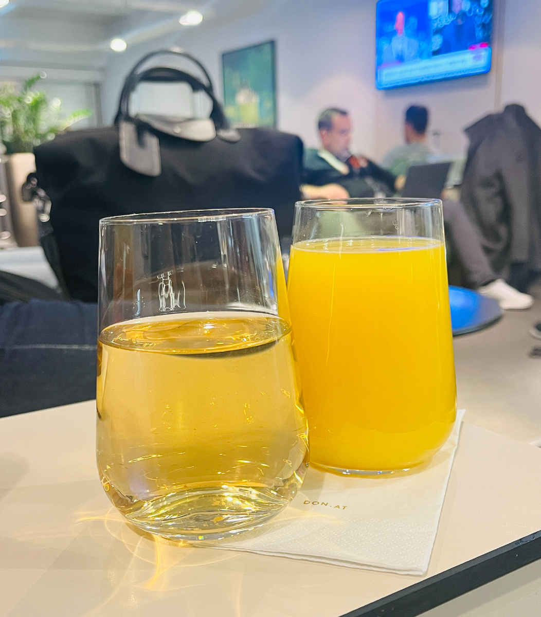 Фото из бизнес-зала аэропорта Вены, сразу после пройденной проверки безопасности :)