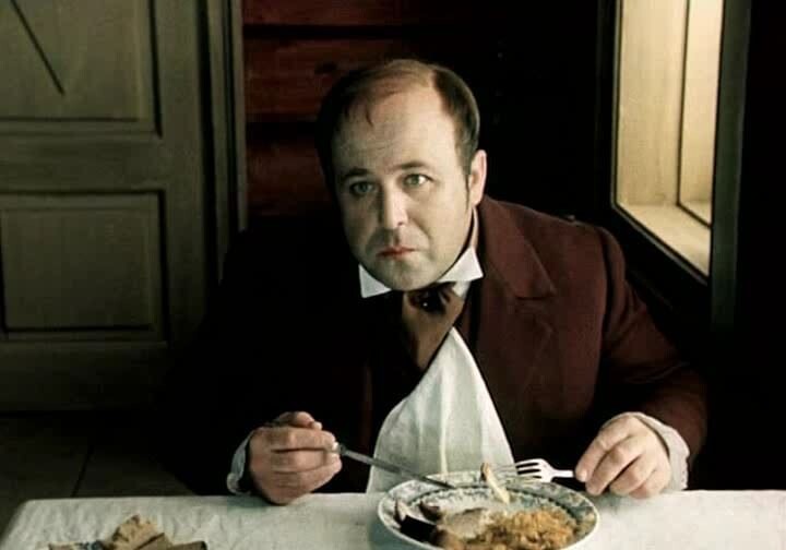 Кадр из фильма «Мёртвые души» (реж. М. Швейцер). А. Калягин в роли Чичикова. Источник: https://cdn.culture.ru/images/4dd58fca-a79c-5fe8-8f6a-ca990128b2d3