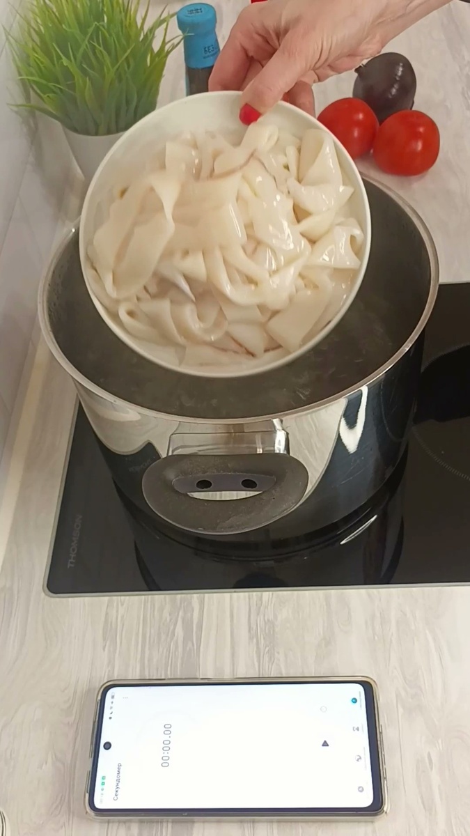 1. Разморозьте кальмары, очистите их от пленок  нарежьте кольцами и
отварите. (Кальмары опускать в кипящую воду и варить 1 минуту.)