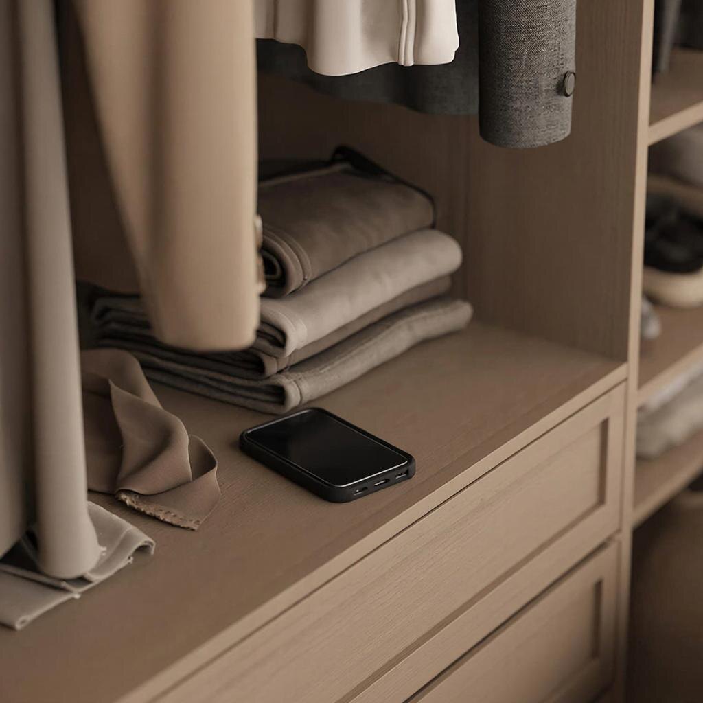 Гардероб как анти-хюгге: минимум вещей, но каждая — тактильное удовольствие и полный контроль над сроком службы.