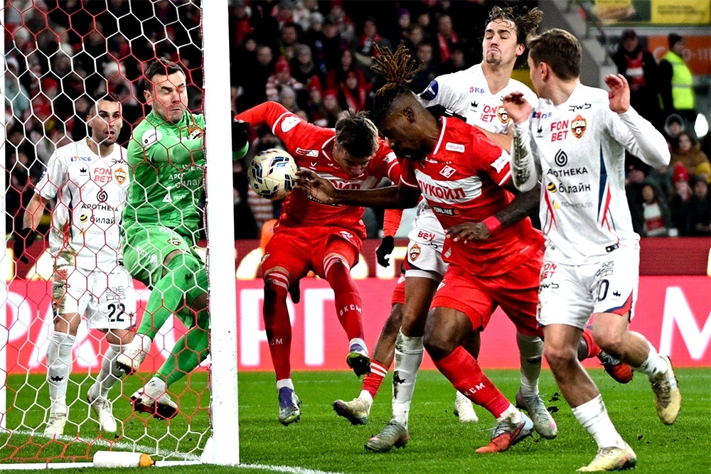    Воспользовавшись суматохой в чужой штрафной, спартаковцы затолкали мяч в ворота ЦСКА. / РИА Новости