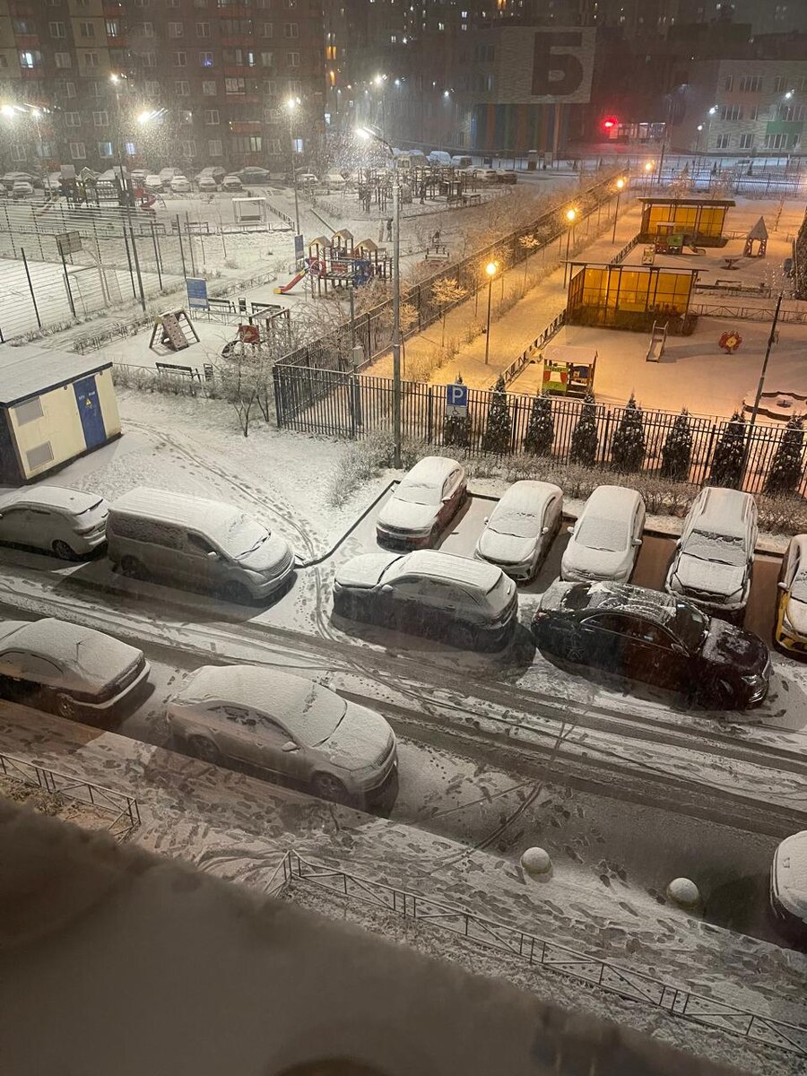 Вид из окна на двор 