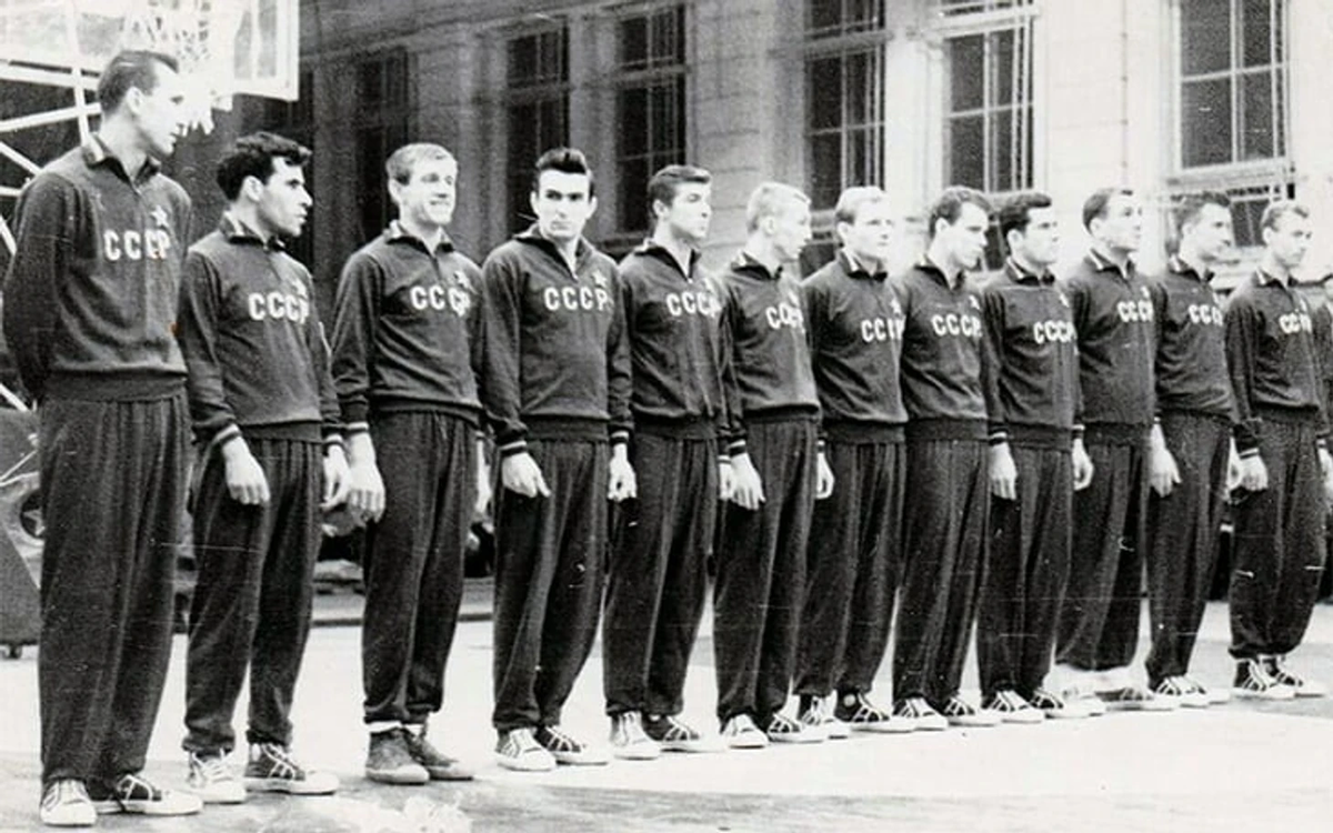 В те годы немногие отечественные баскетболисты обладали гигантским ростом. Из открытых источников.