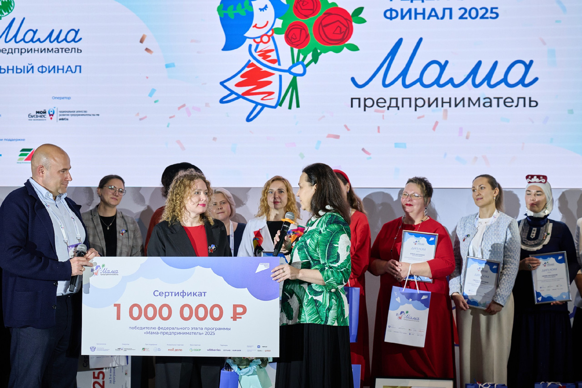 Екатерина Рожкова в центре