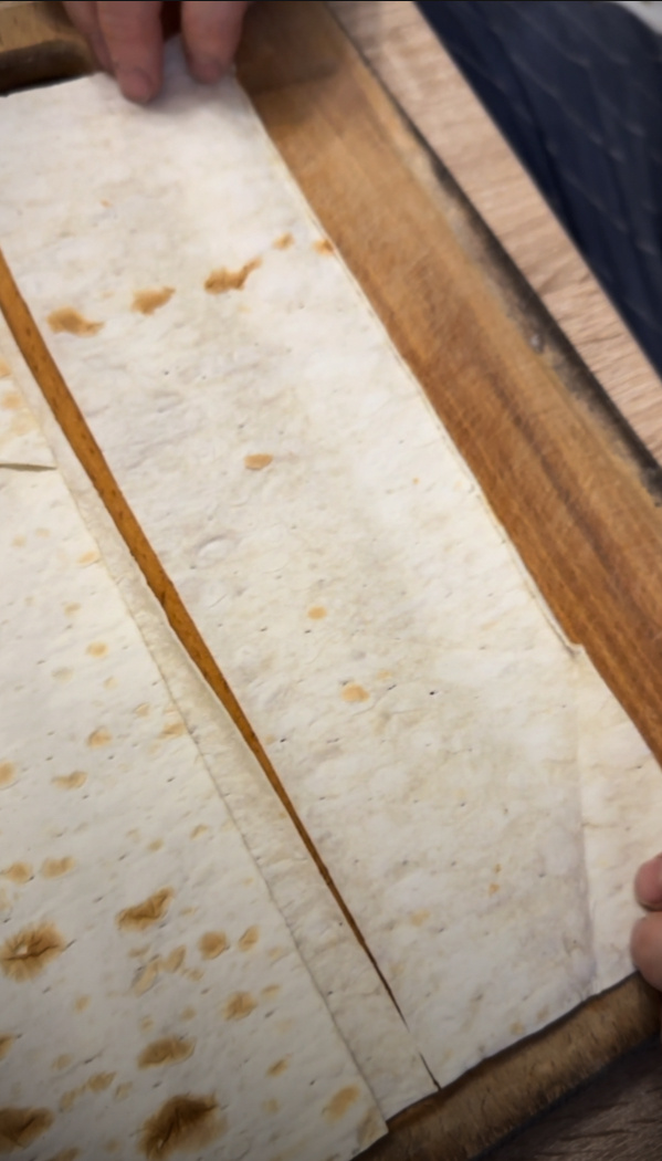 Нарезаем лаваш 