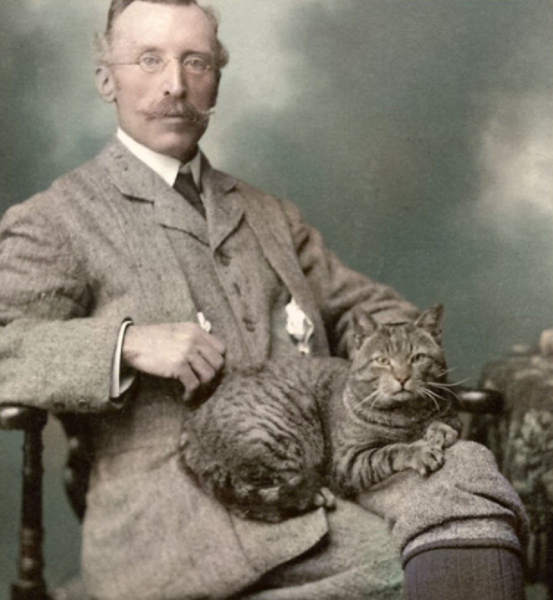 Кот на коленях у мужчины. Старое фото