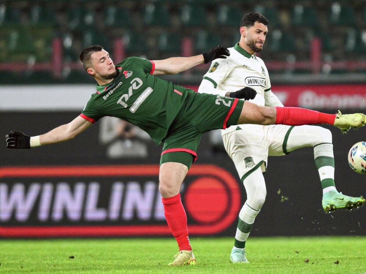    Николай Комличенко и Витор Тормена в матче 16-го тура российской Премьер-лиги в Москве© РИА Новости / Владимир Астапкович