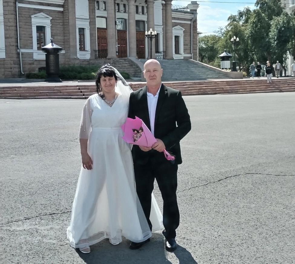 Надежда и Юрий на центральной площади Челябинска