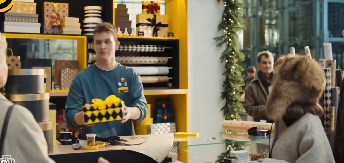 Кадр рекламы Билайн "Позвони мне, позвони" (2025)