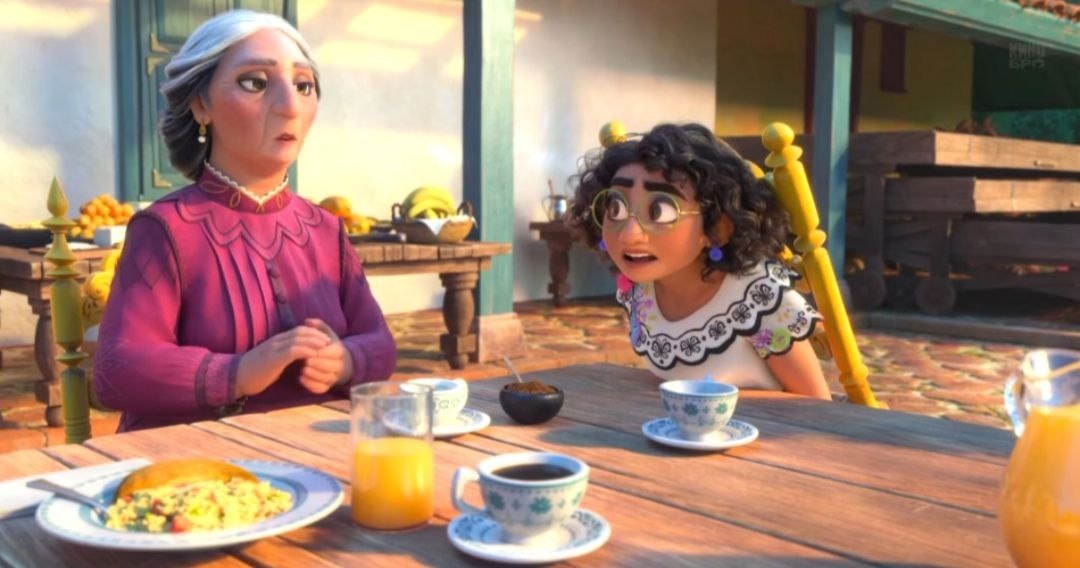 Во дворе — выкатные ящики для сушки кофе.