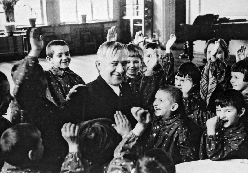 Фото: Марк Марков-Гринберг. Чуковский в детском саду завода «Манометр», 1938 г.