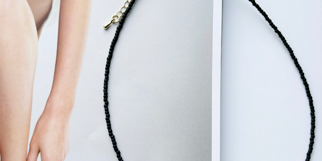 Изысканность в простоте: чокер из японского бисера – идеальный аксессуар для современных женщин.