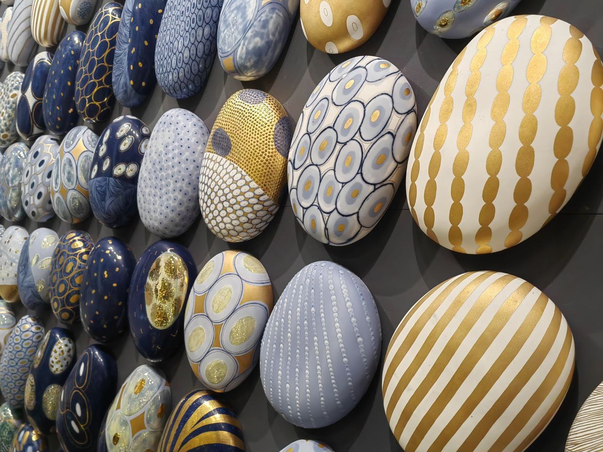 Вот такая инсталяция встречает посетителей на входе. Выглядит стильно и празднично.