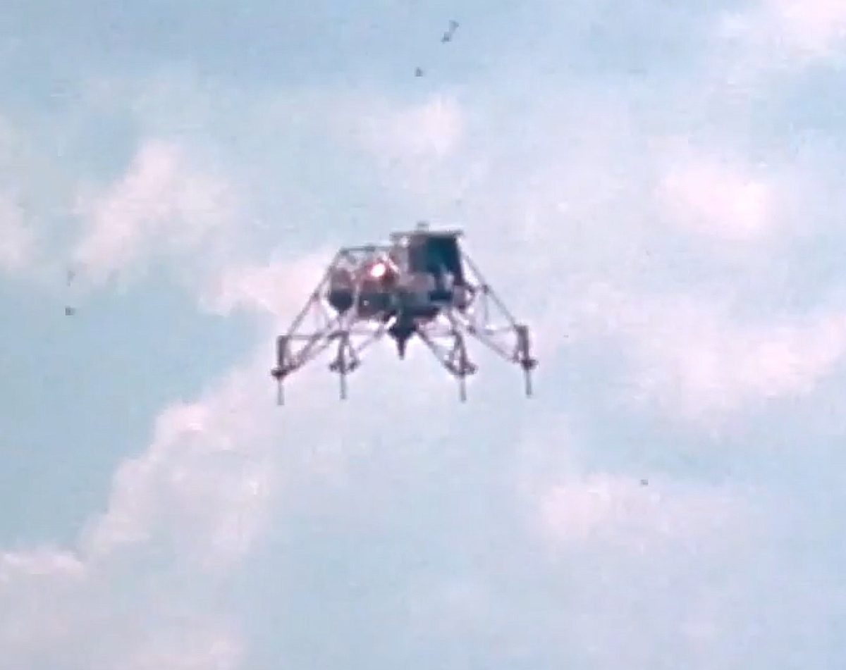 Сама летающая раскладушка могла всего лишь сохранять вертикальное положение с небольшим отклонением и взлетать и садиться. Больше она ничего не могла. Для пилота истребителя это просто летающая табуретка, не более того.