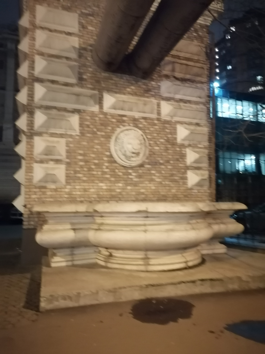 Подьемная камера на байпасе  теплосети, внизу мини бассейн-фонтанчик . Очень необычно. Так и должны по хорошему выглядеть промышленные объеты, чтобы радовать взор... 