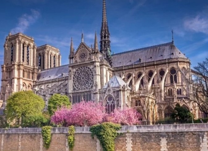 Notre-Dame de Paris. Он же Собор Парижской Богоматери. Фотографию взяла из свободных источников на просторах интернета.