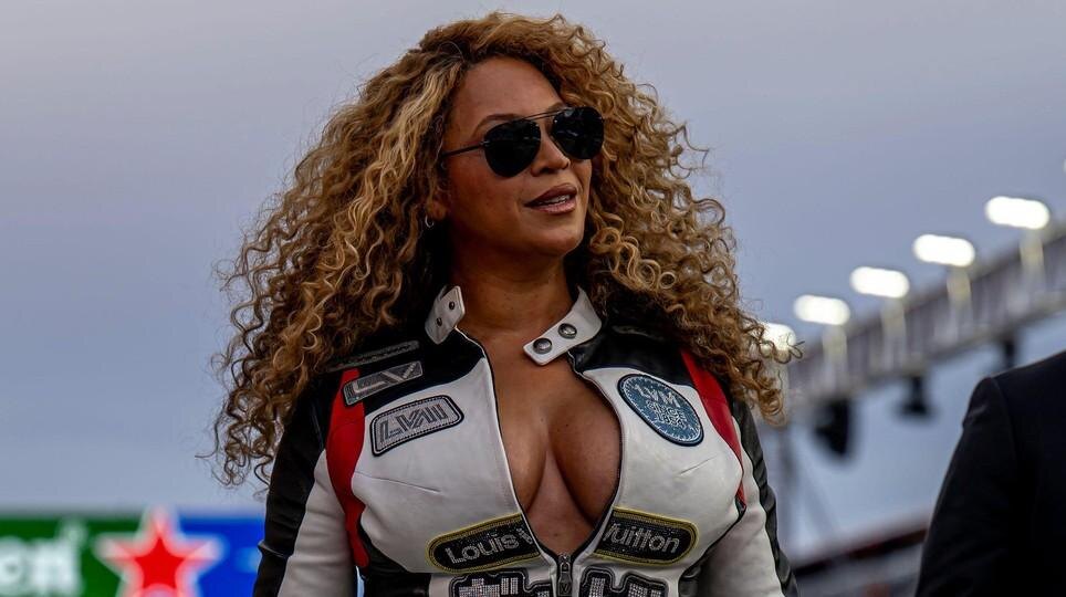 Бейонсе прямо как девушка из Need for Speed: певица поразила всех на «Формуле-1»
