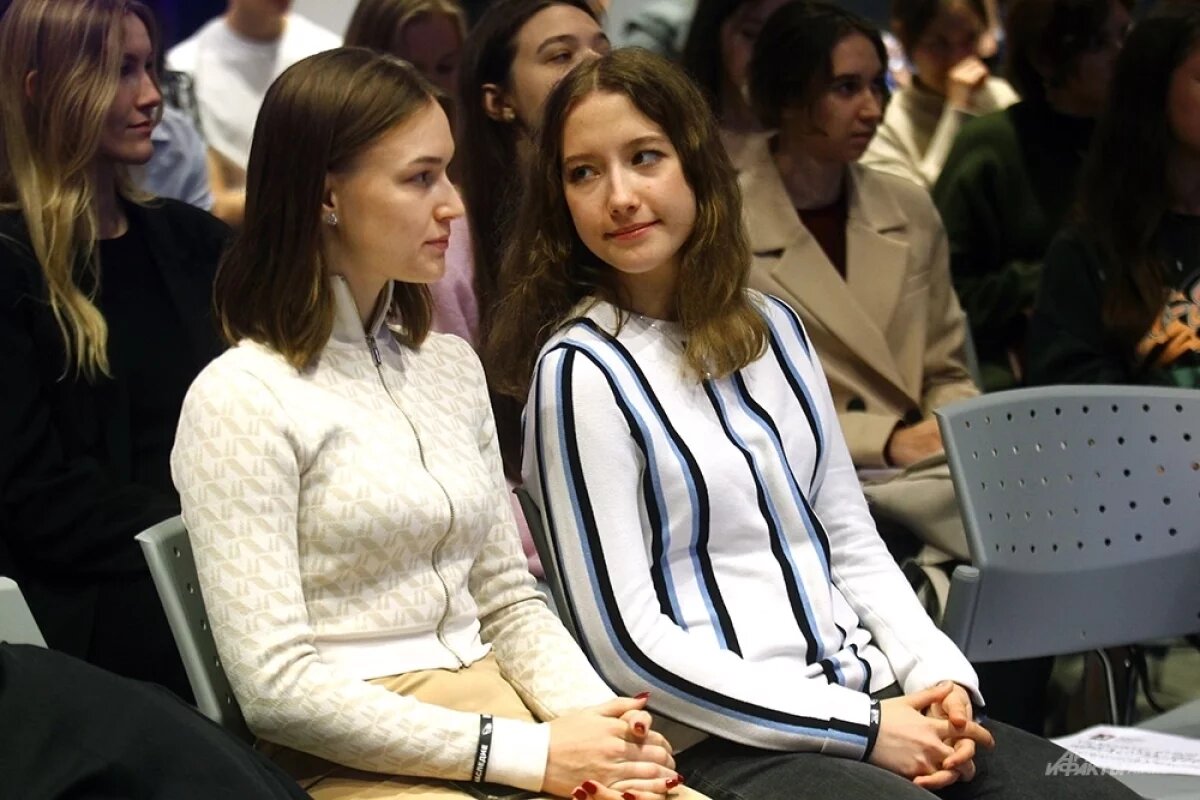    Город для них.