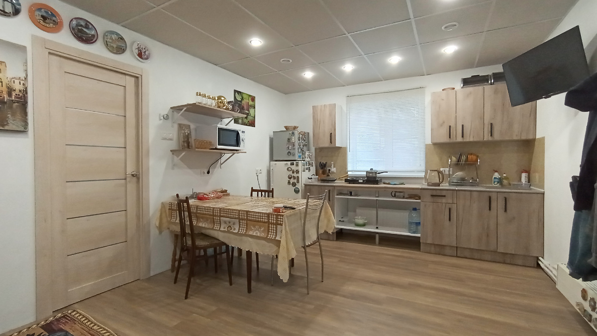 Кухня и зал объединены в небольшое пространство.