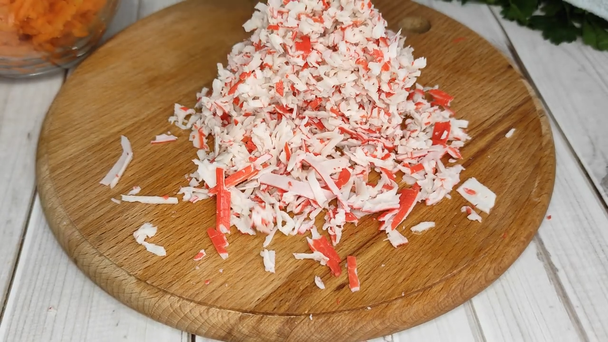 Рулет из лаваша с крабовыми палочками и морковью по-корейски. Фото автора. 