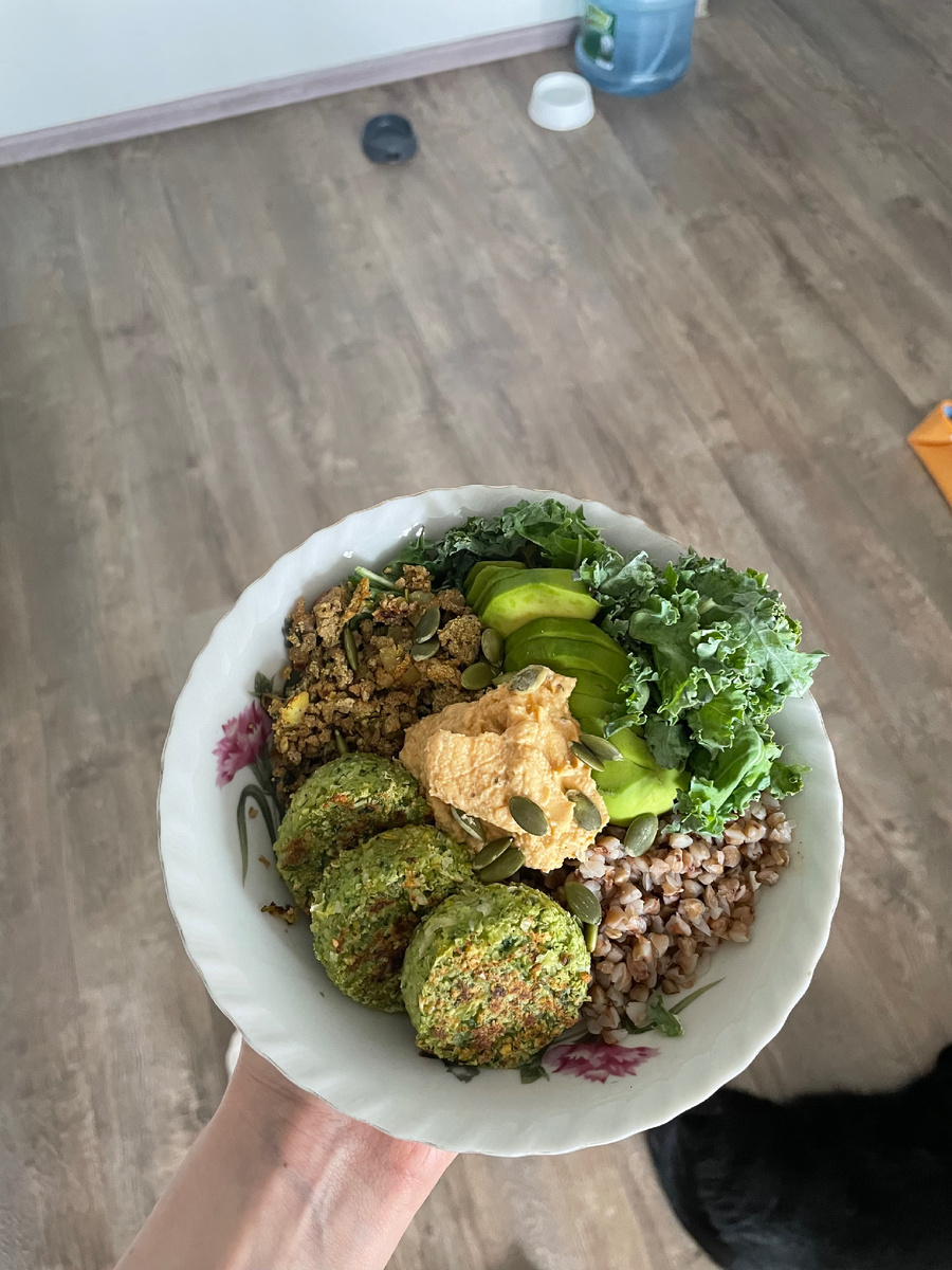 Обед с 50% нормой клетчатки . Котлеты из нута, соус хумус - отличные варианты, если не любите бобовые в чистом виде 