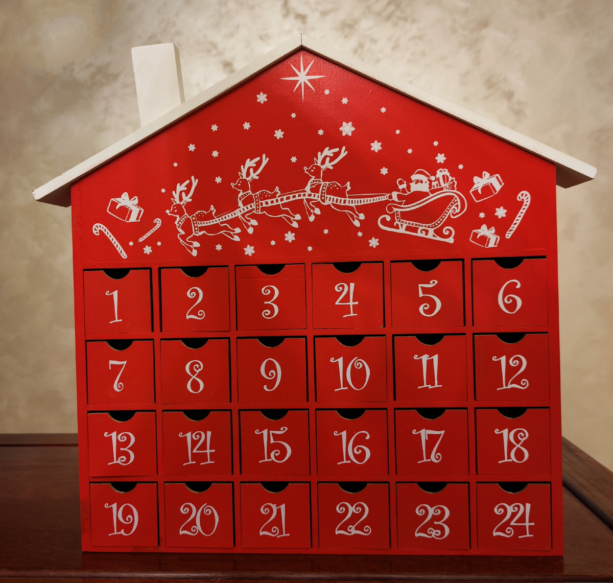 Адвент-календаря с прошлого года. В каждом ящичек мы положили для дочери сюрприз или бумажку с инструкцией, по которой модно было найти спрятанный сюрприз. Каждое утро ребенок носился по всему дому в поисках очередного сокровища. В этом году не ждёт совершенно другой адвент-календарь.