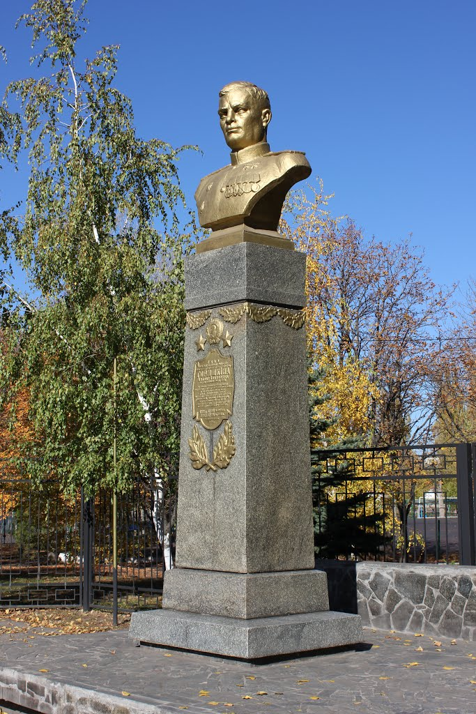 Бюст Н.И. Горюшкина. г. Свердловск, ЛНР. ул. Артёма, Парк культуры и отдыха имени Героев Сталинградской битвы.