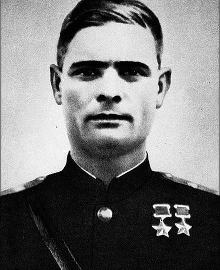 В начале войны командир взвода, в 45-м - комбат, дважды Герой Советского Союза