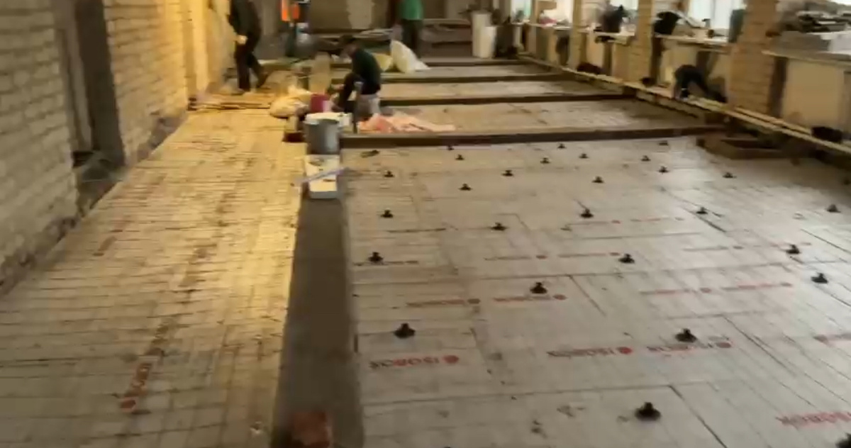    В Оренбурге продолжается капитальный ремонт дома № 11а на улице Механизатов после паводка 2024 года