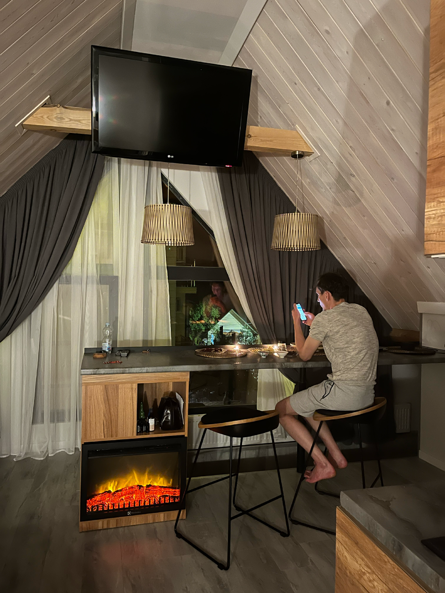 Камин как источник света. Съемный домик на Красной Поляне.