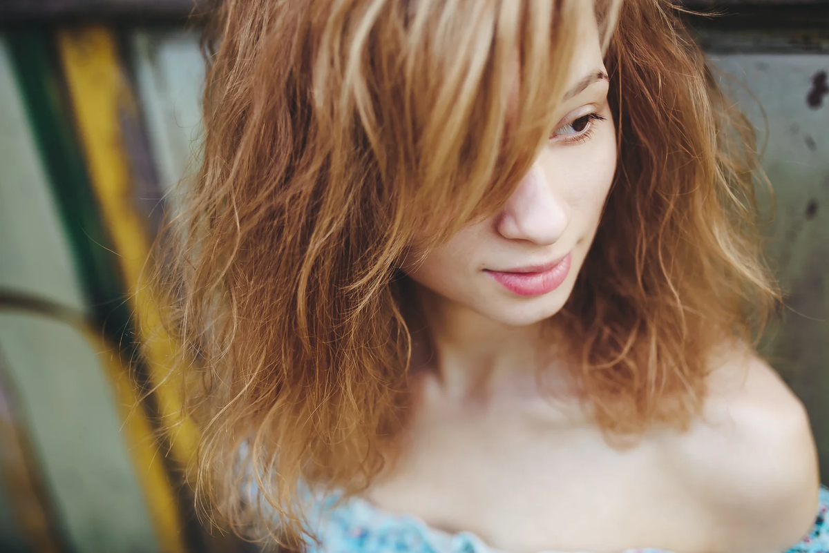 Пористость волос может меняться в результате окрашивания, горячих укладок, пребывания на солнце, смены сезонов и климатических поясов