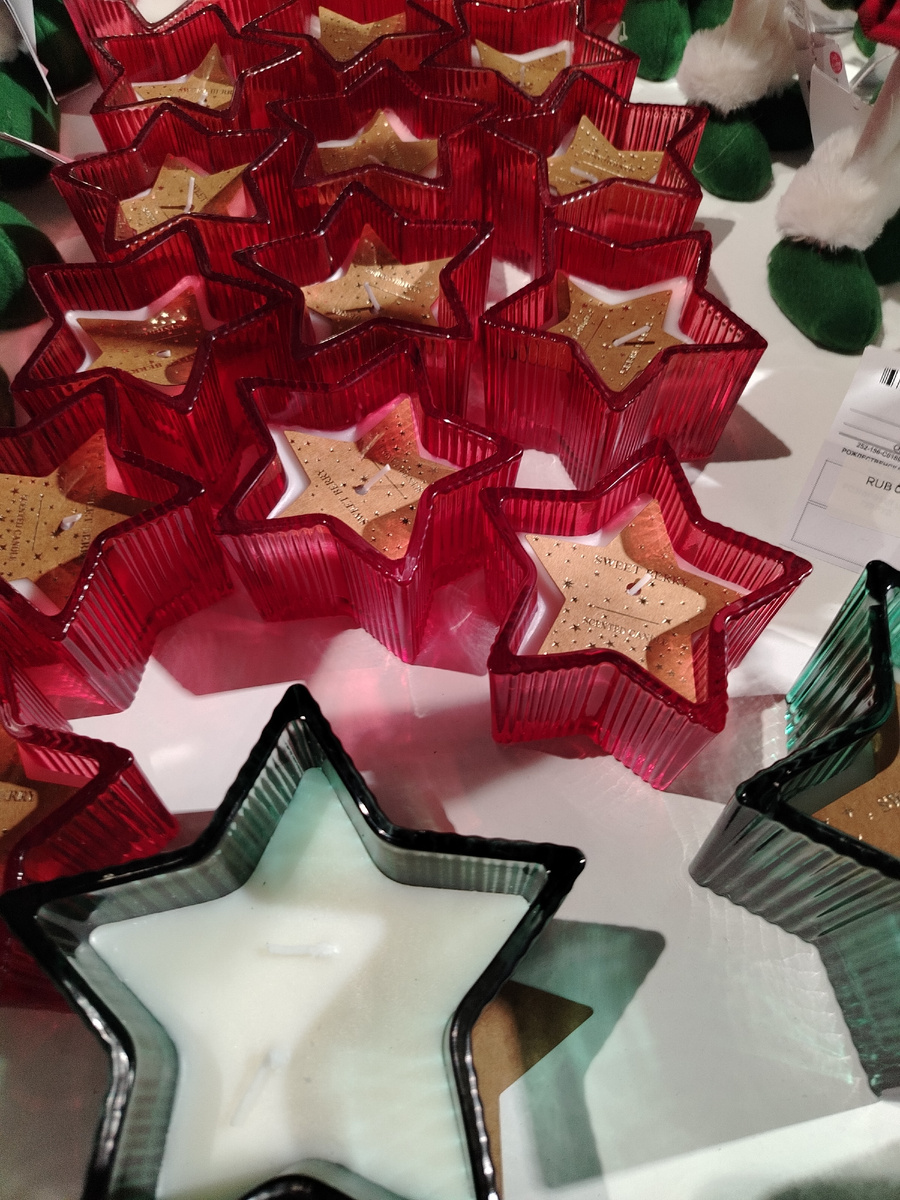 Мне очень нравится цветное стекло. Подсвечники в виде звёзд красиво будут смотреться в интерьере.