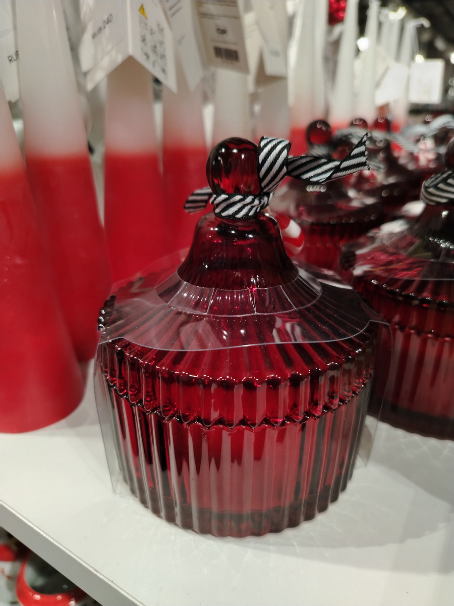 Красный подсвечник с крышкой, чтобы аромат свечи сохранялся. Я в Фикспрайсе купила такую вазочку для варенья медового цвета. Но красный цвет всегда выигрывает. 