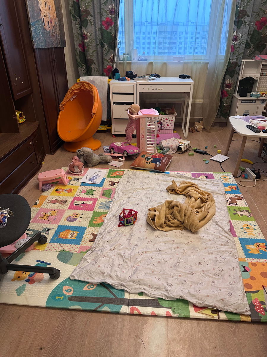 Вот такой бардак устроила дочка за выходные. Фото сделано в пн утром:)