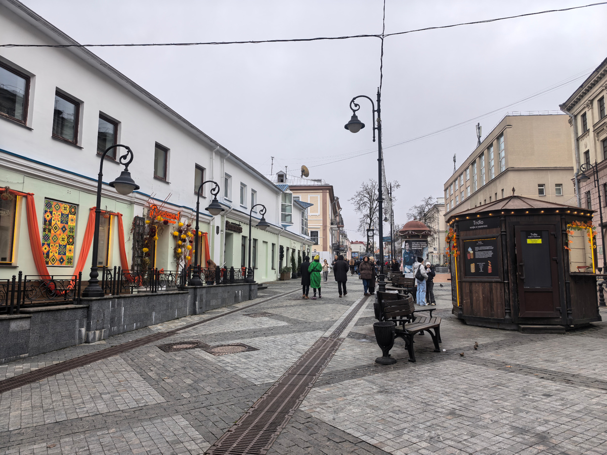 Немига, пешеходная улочка за мостом