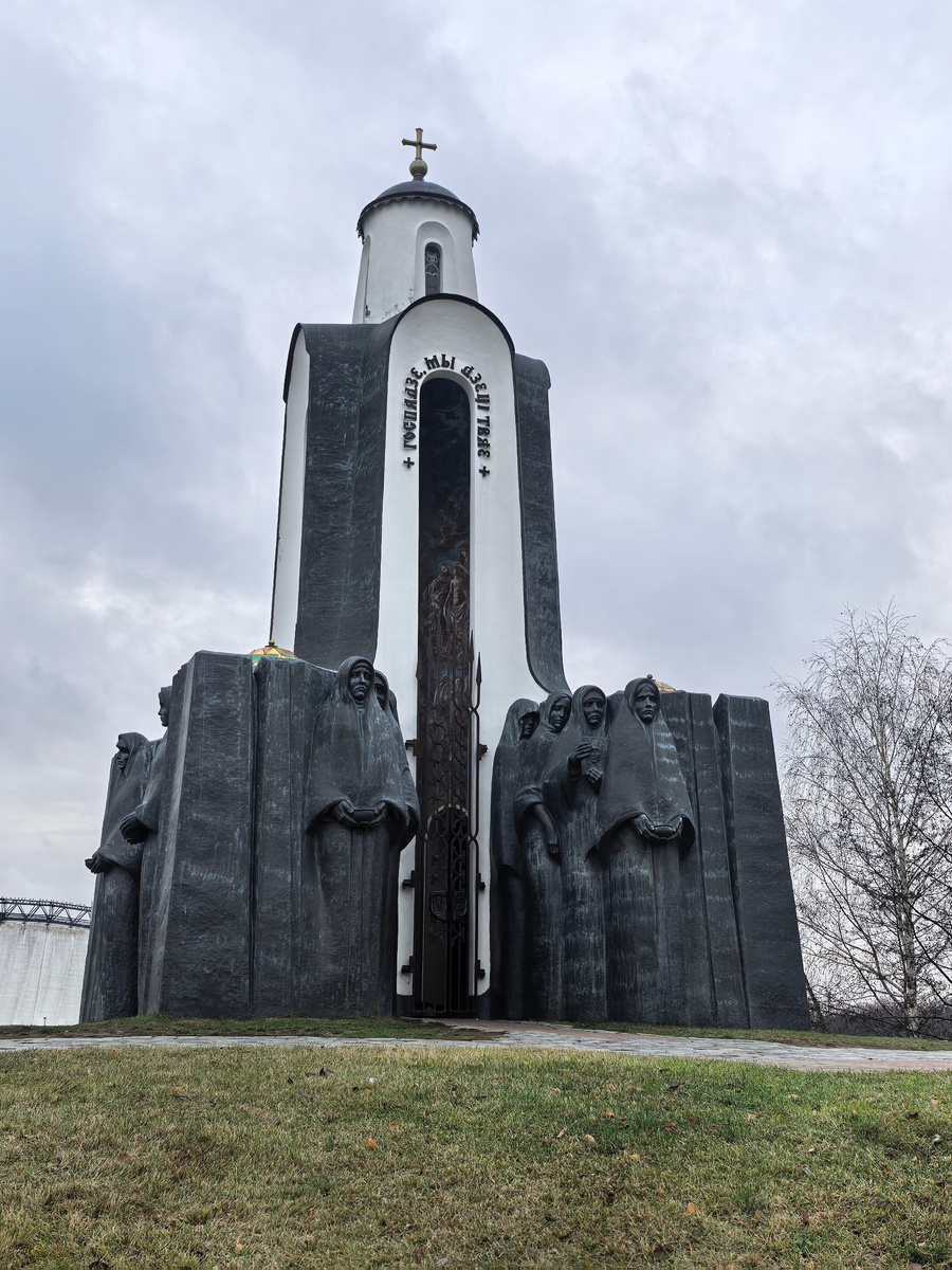 Остров Мужества и Скорби, Скорбящие матери
