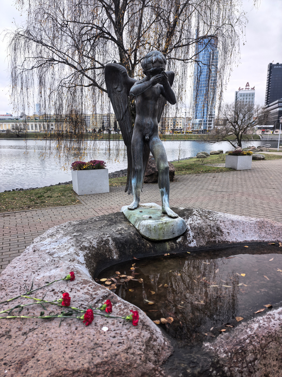 Остров Мужества и Скорби, плачущий ангел