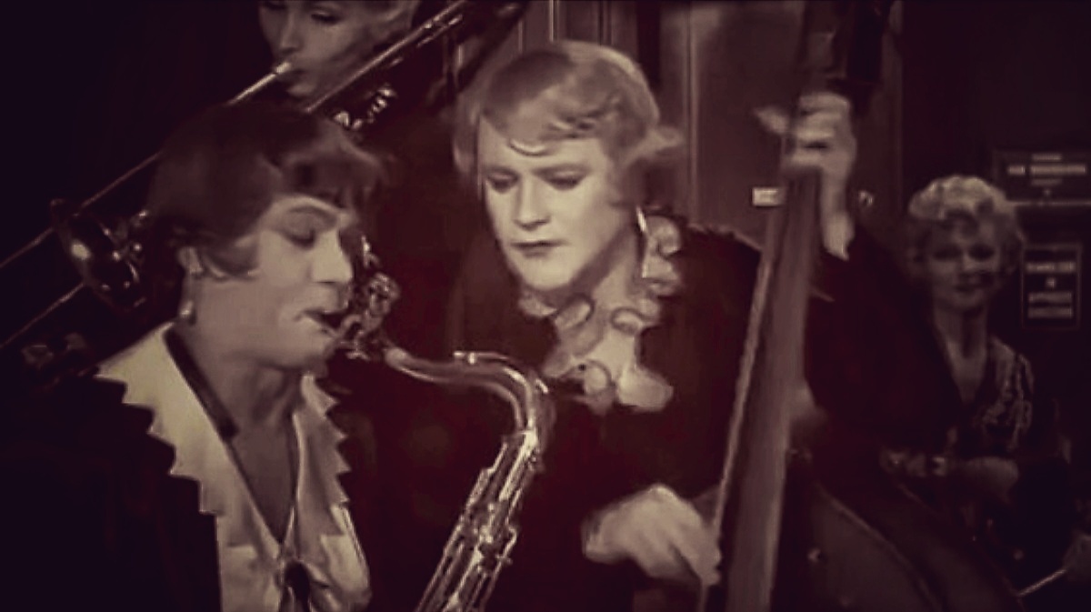 Главных героев сыграли Тони Кёртис и Джек Леммон (Джерри и Джо). Кадр из фильма "В джазе только девушки"