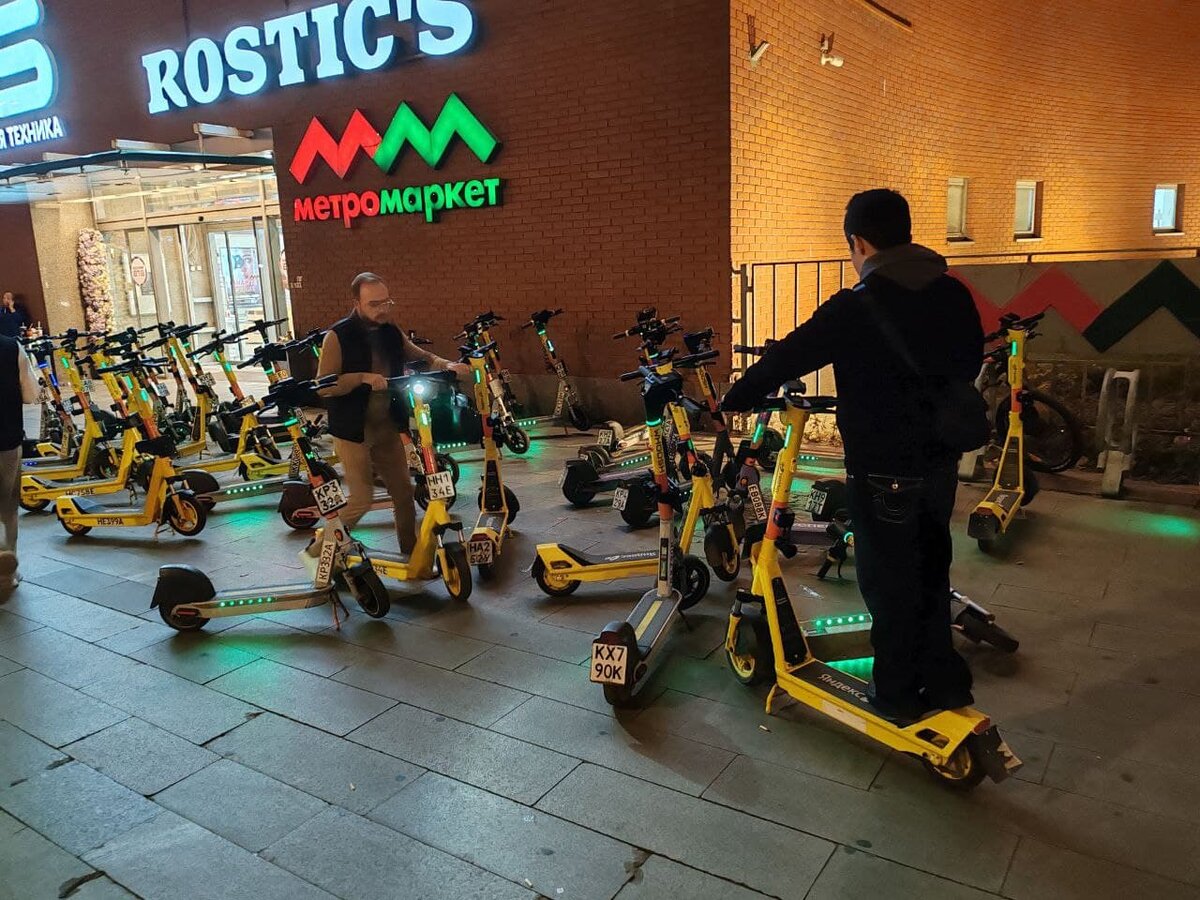   Люди на самокатах в Москве