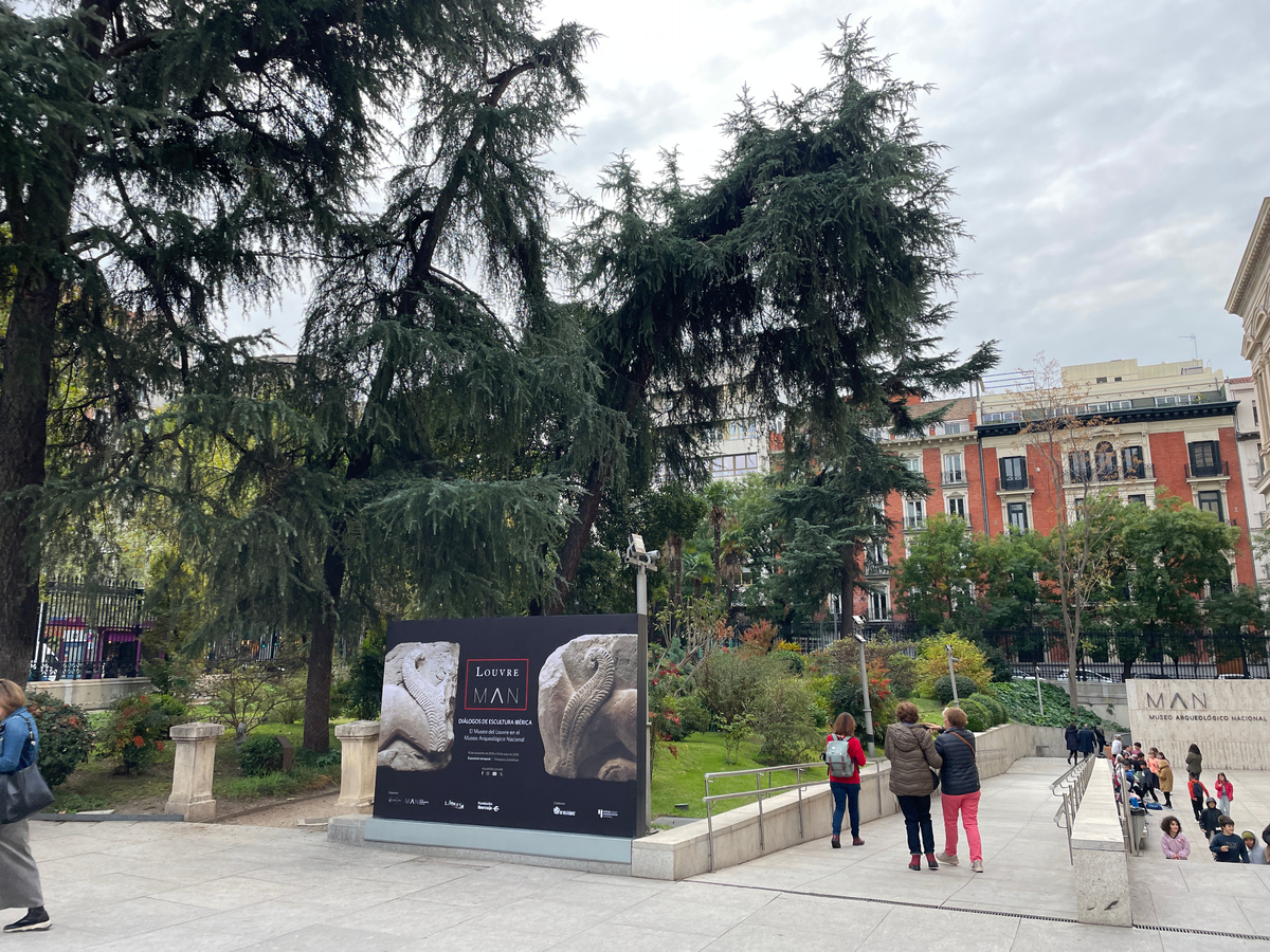 Вход в музей справа - по наклонному пандусу вниз