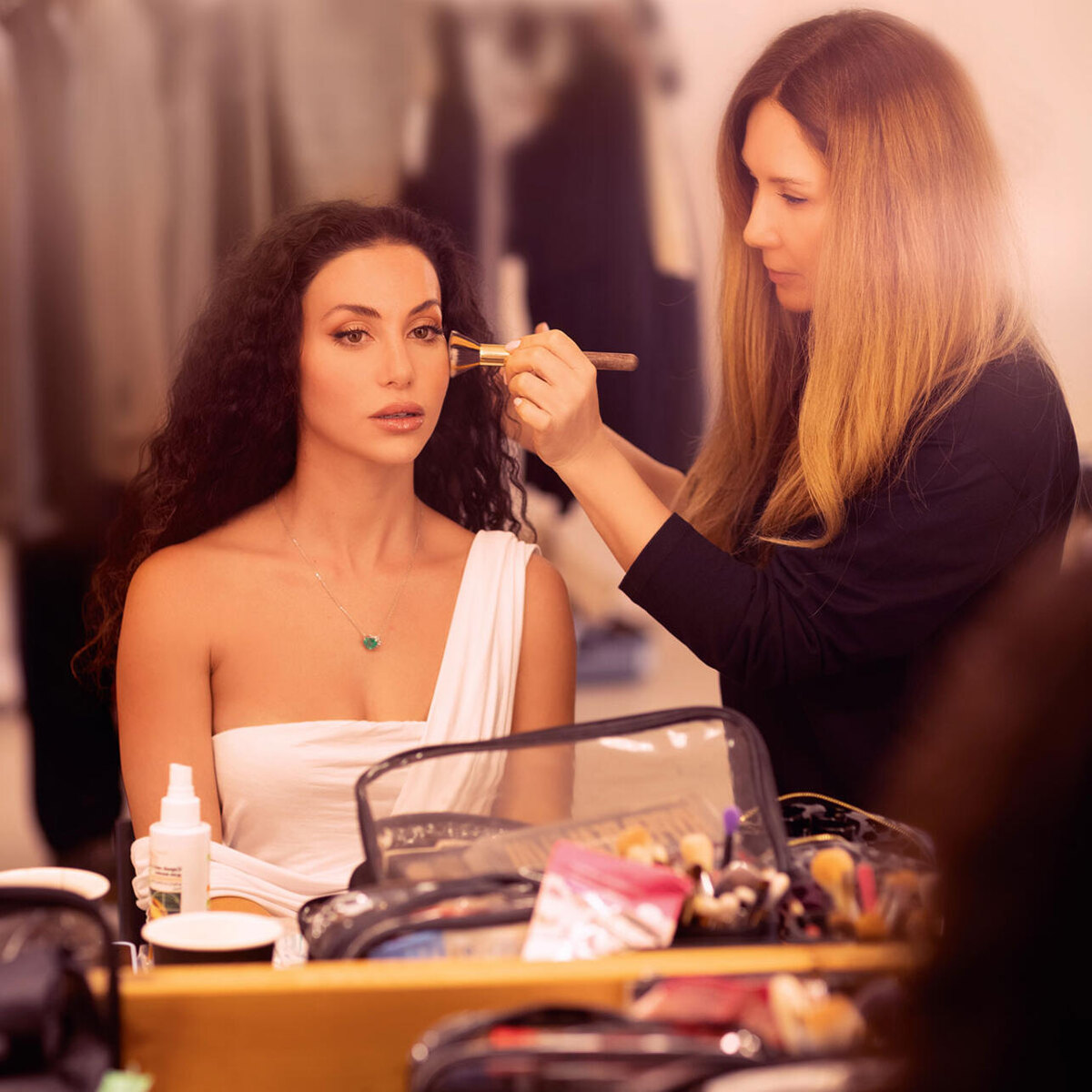    Подготовить к съемкам эффектную и яркую Зепюр Прилучную «Караван» всегда просит Галину Филипп Гончаров; Руслан Панов