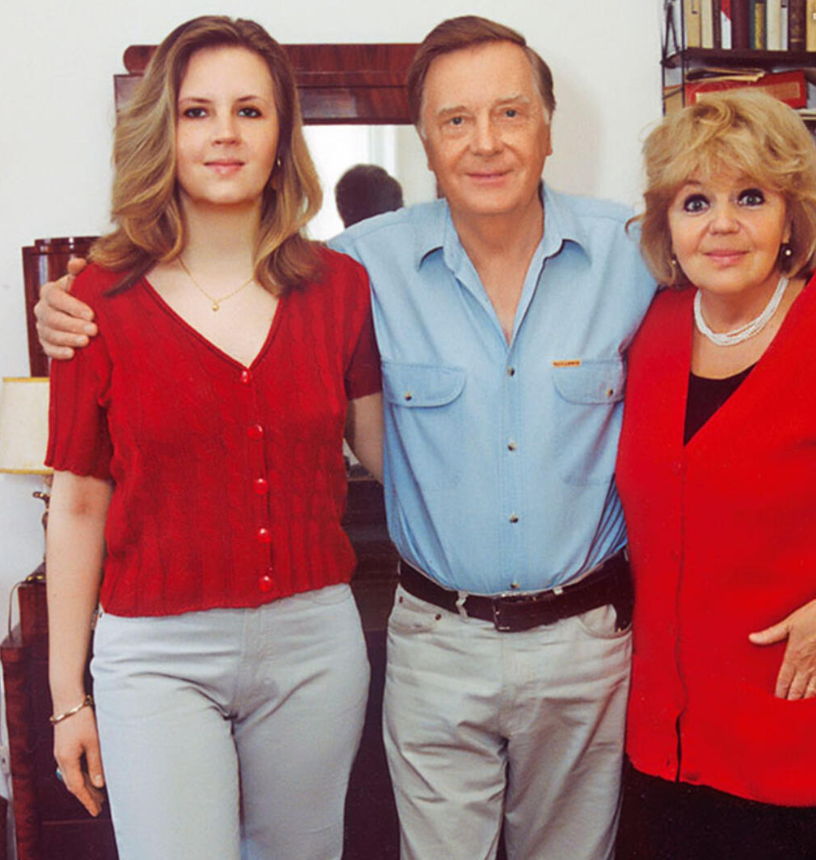 Анатолий Кузнецов с дочкой и женой