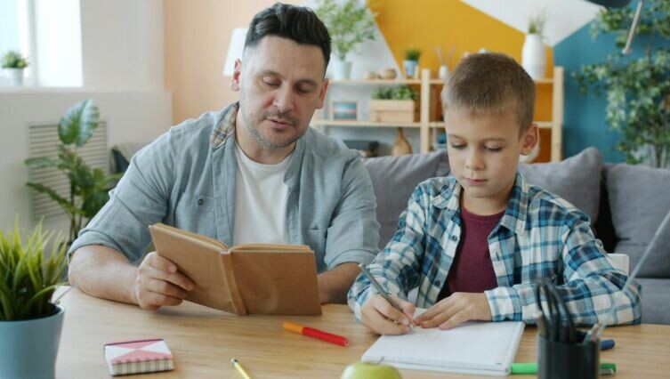    Как организовать дома полезные занятия с ребенком? Фото: Vitaly Gariev on Unsplash